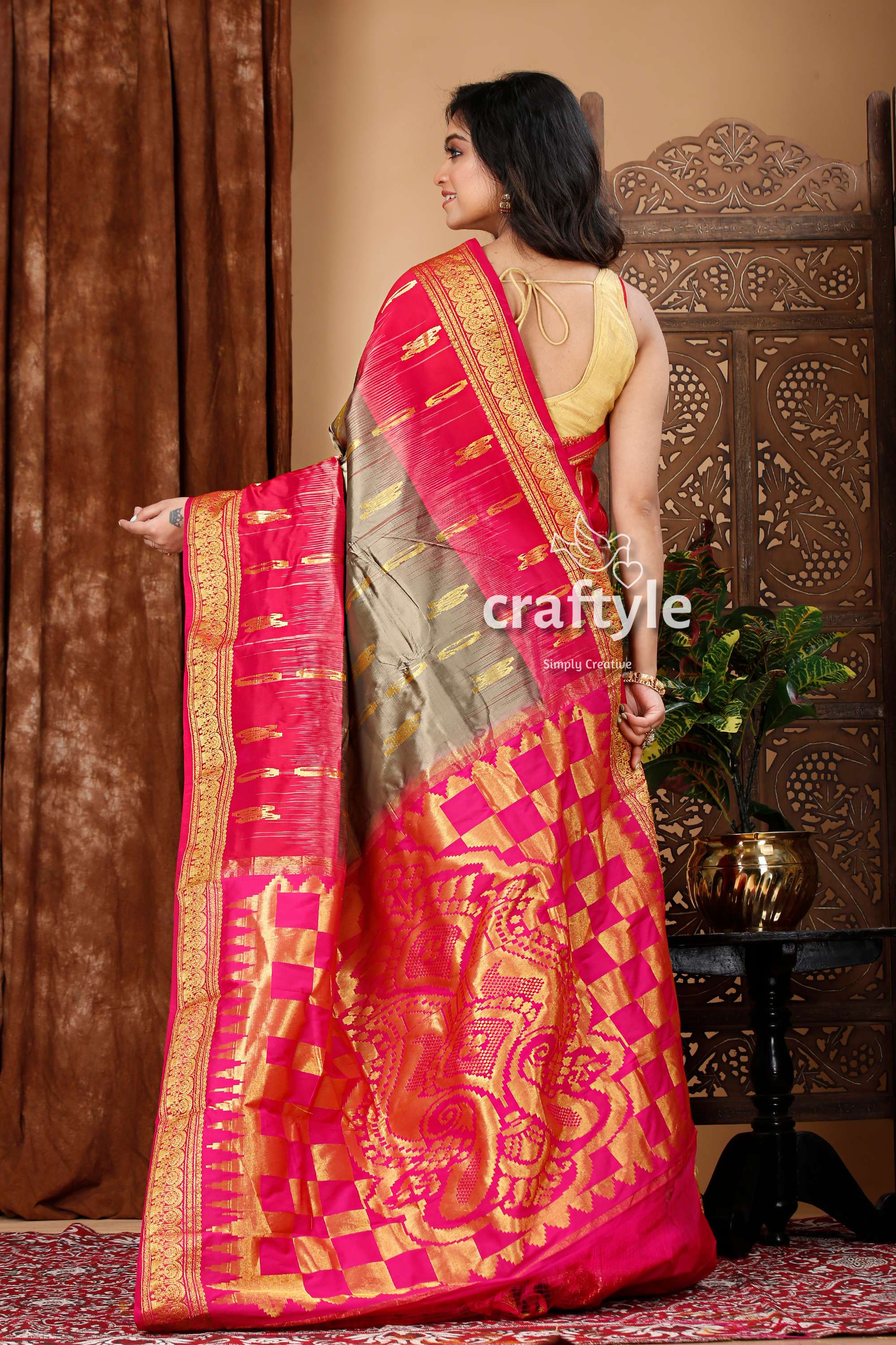 Foggy Gray and Magenta Pink Kanjivaram Silk Saree - Elegant Indian Attire - Craftyle